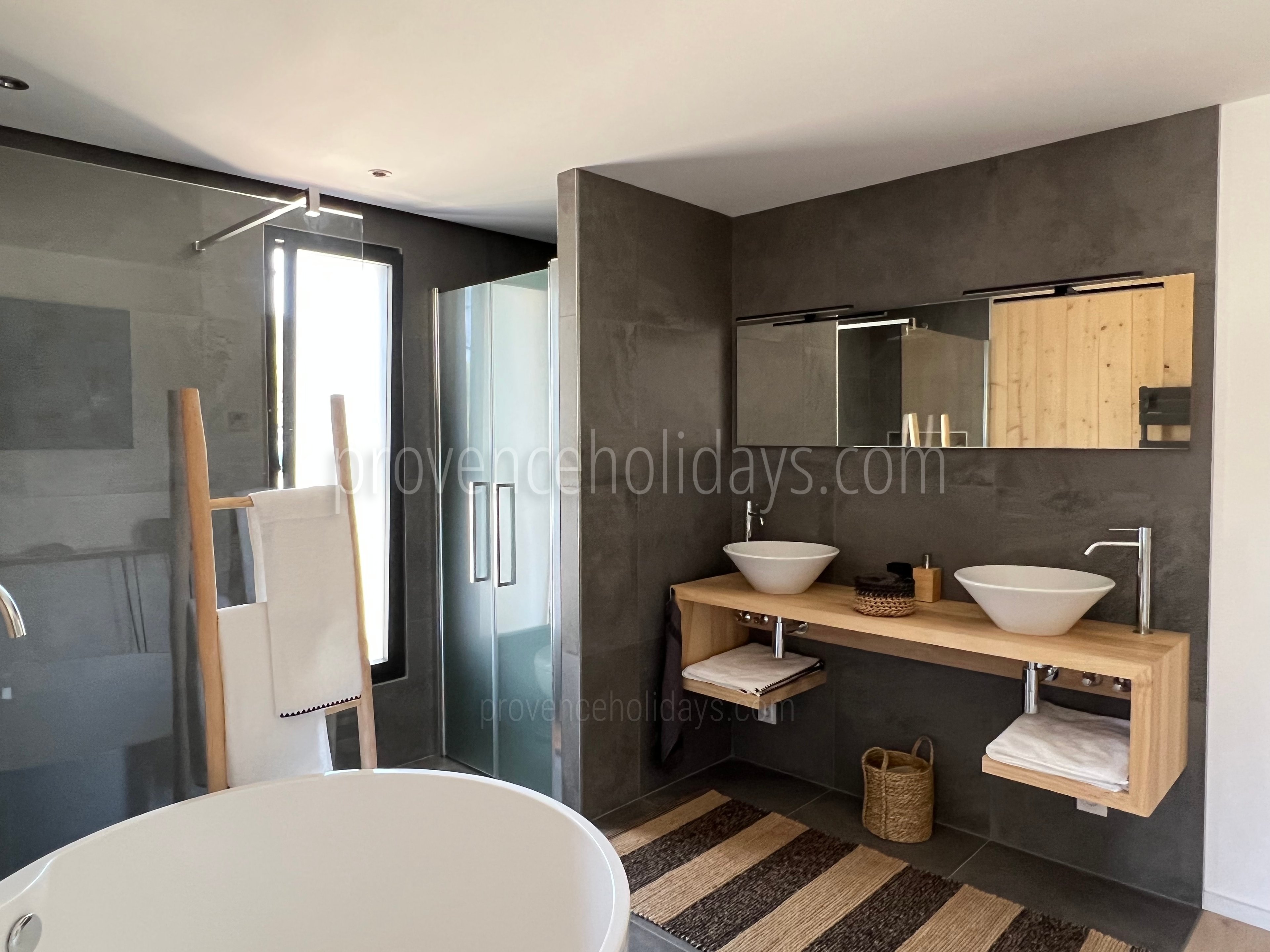 15 - Villa Garrigue: Villa: Bathroom
