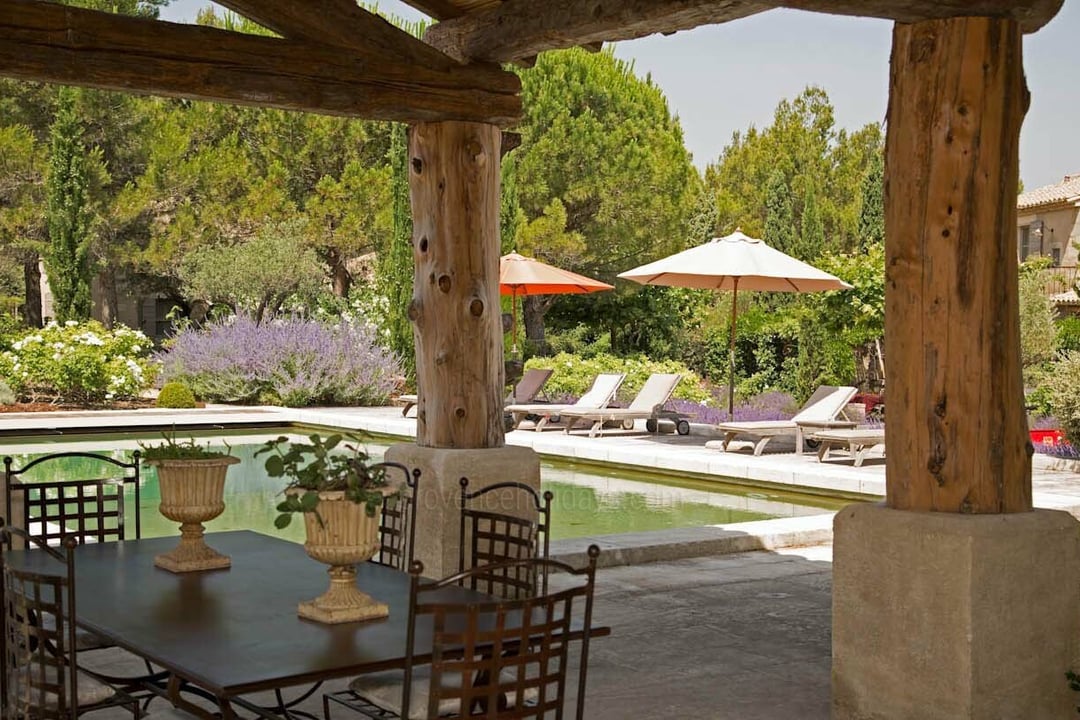 Farmhouse, bedrooms with air Conditioning in Eygalières 7 - Le Mas des Lavandes: Villa: Exterior