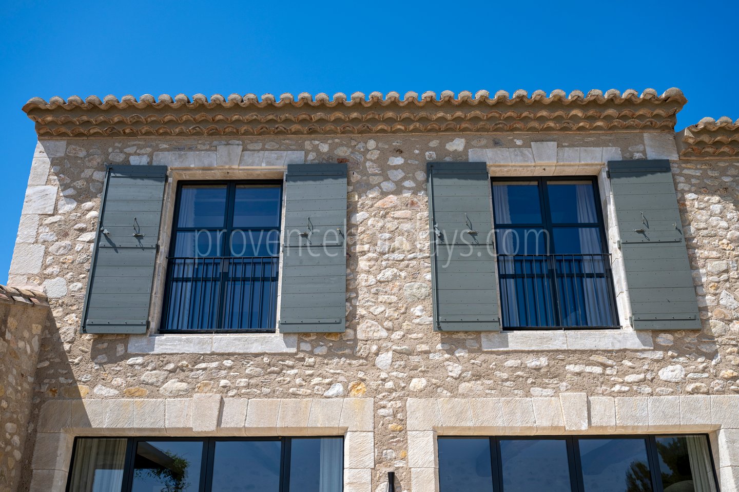 185 - Le Loup des Alpilles: Villa: Exterior