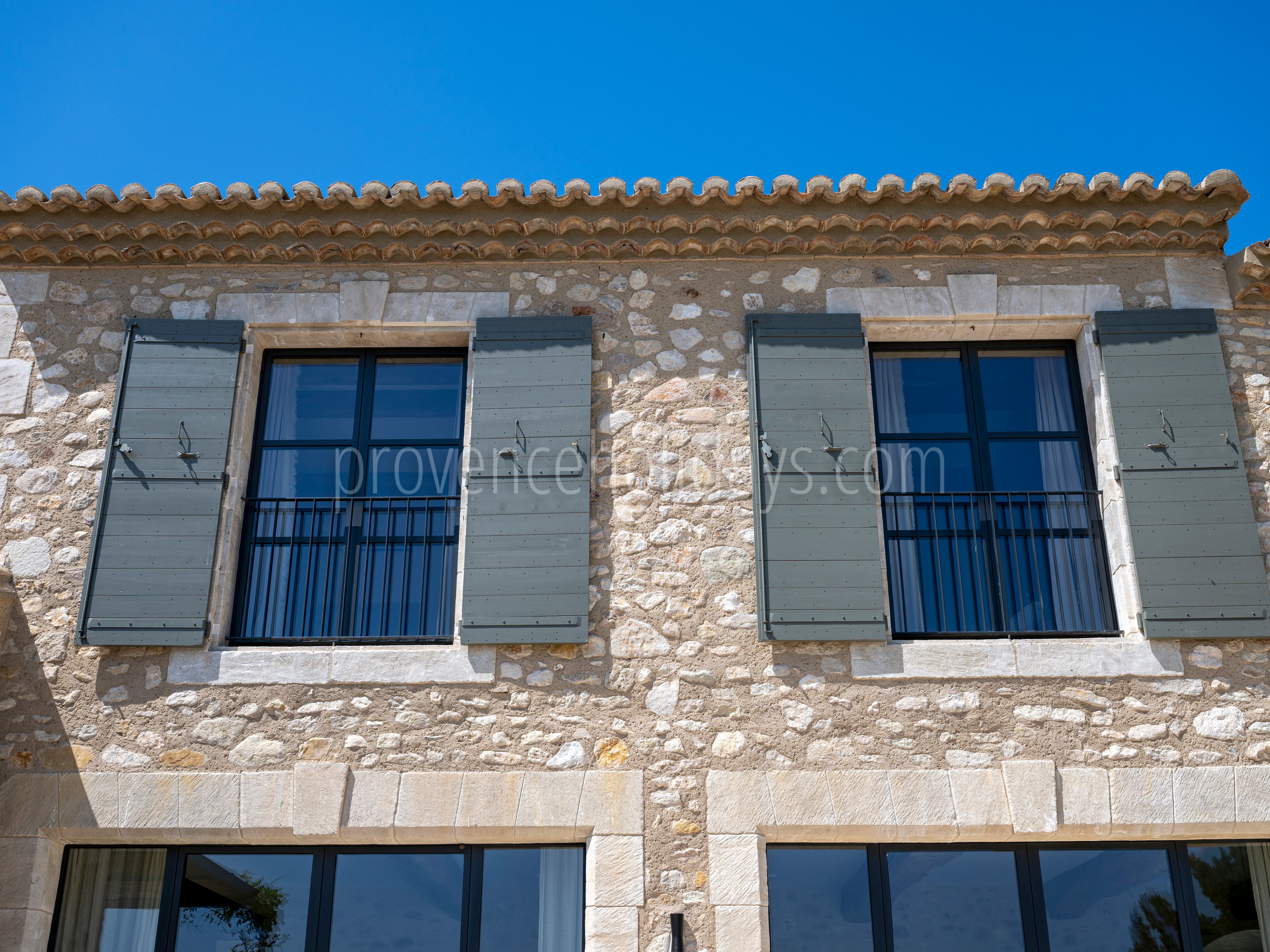 185 - Le Loup des Alpilles: Villa: Exterior
