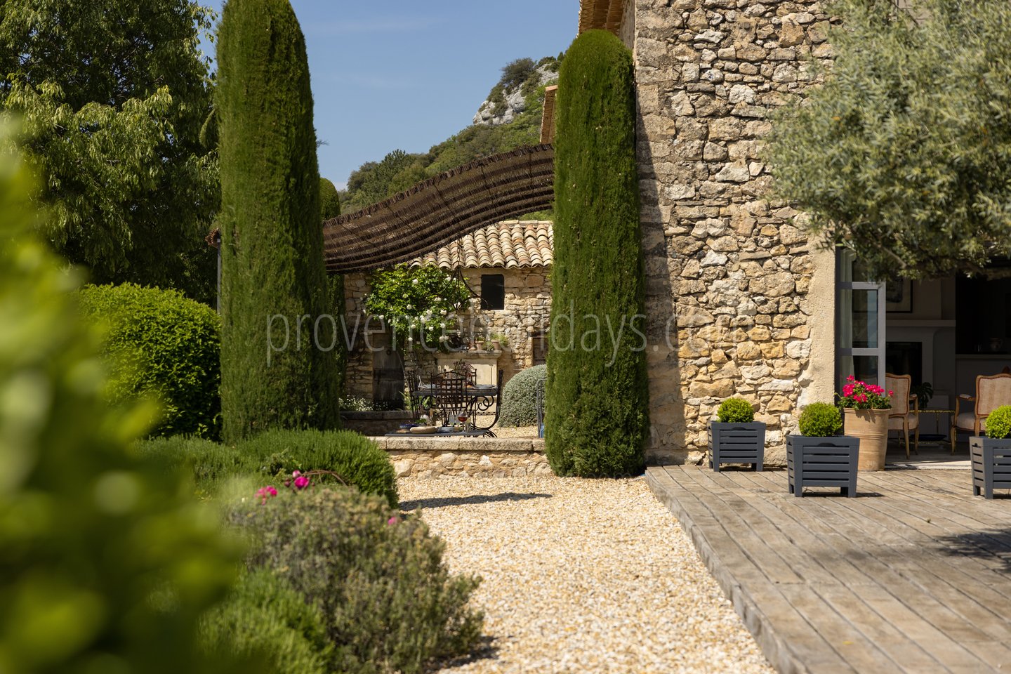 16 - Le Mas de Murs: Villa: Exterior