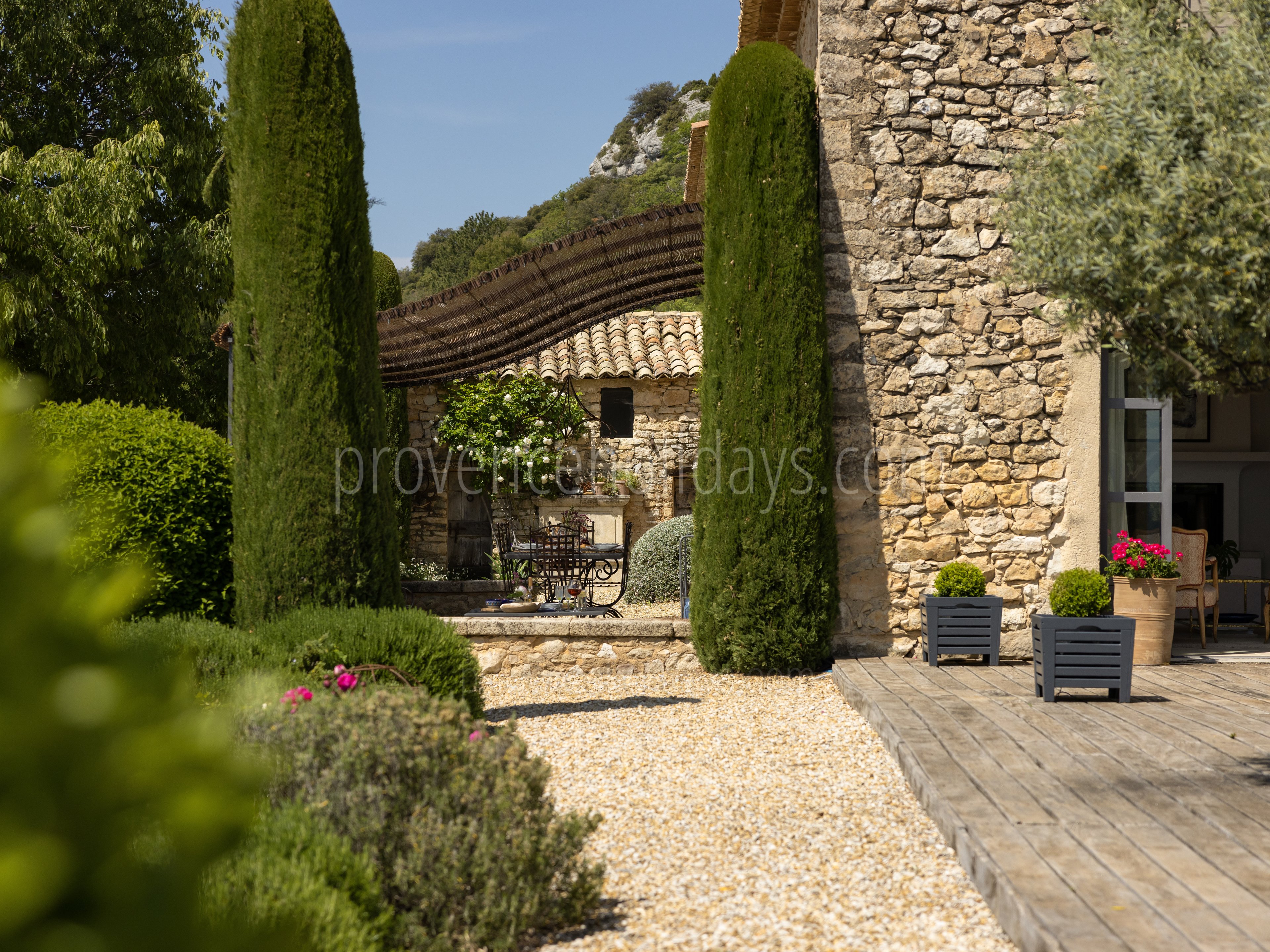 16 - Le Mas de Murs: Villa: Exterior