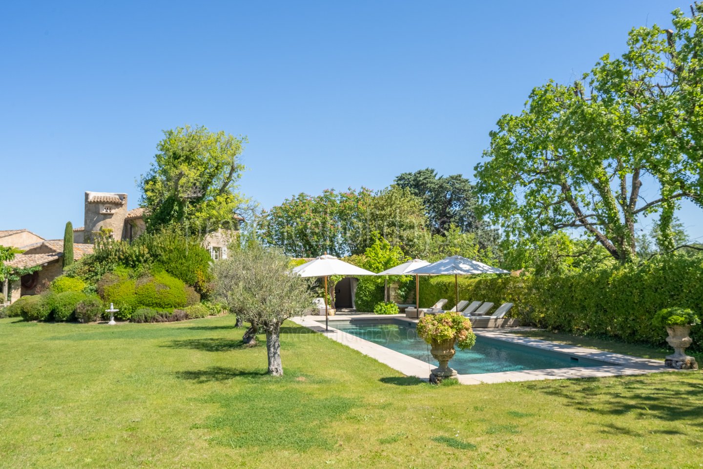 1 - La Tour d\'Oppède: Villa: Exterior