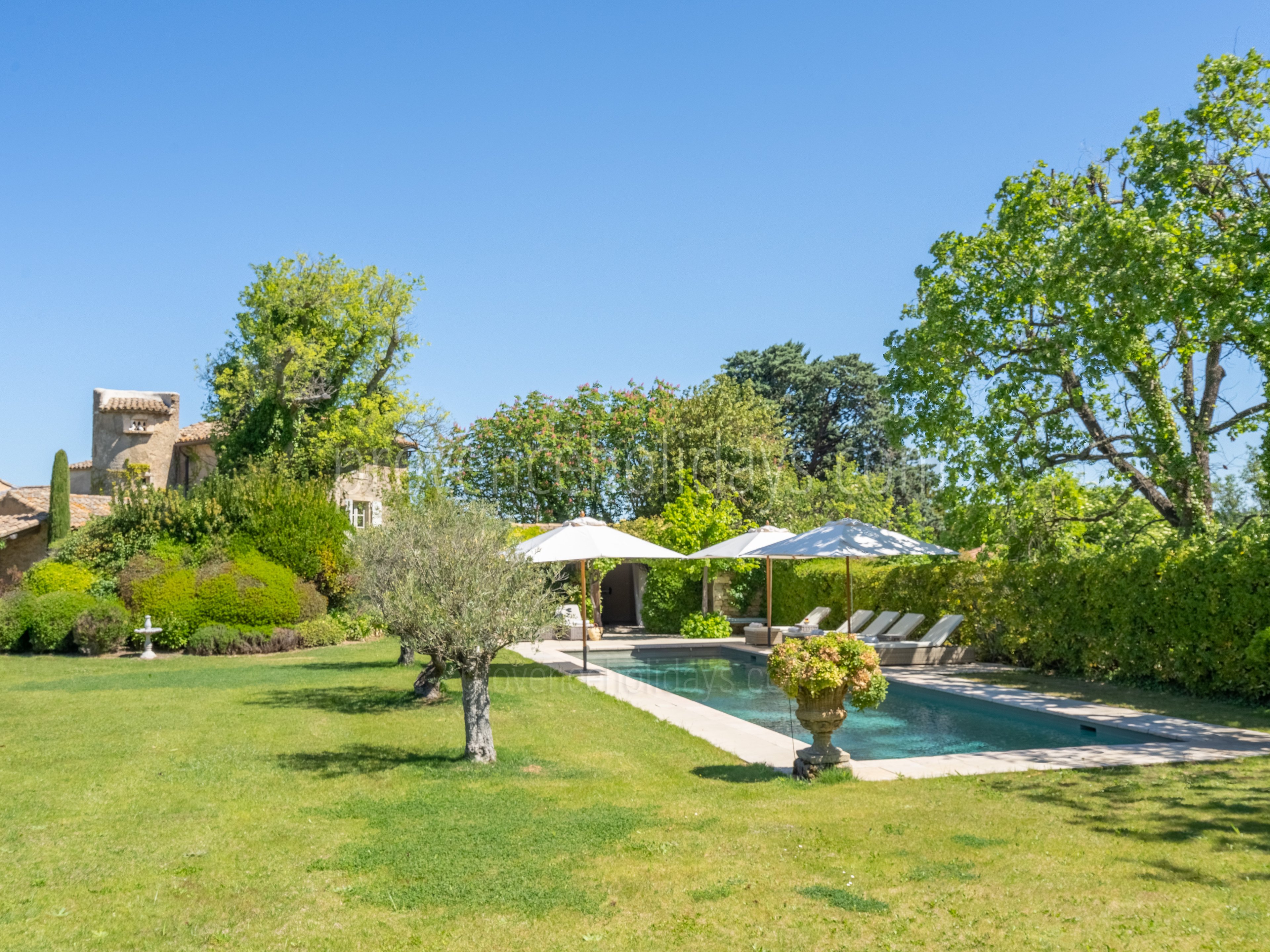 1 - La Tour d\'Oppède: Villa: Exterior