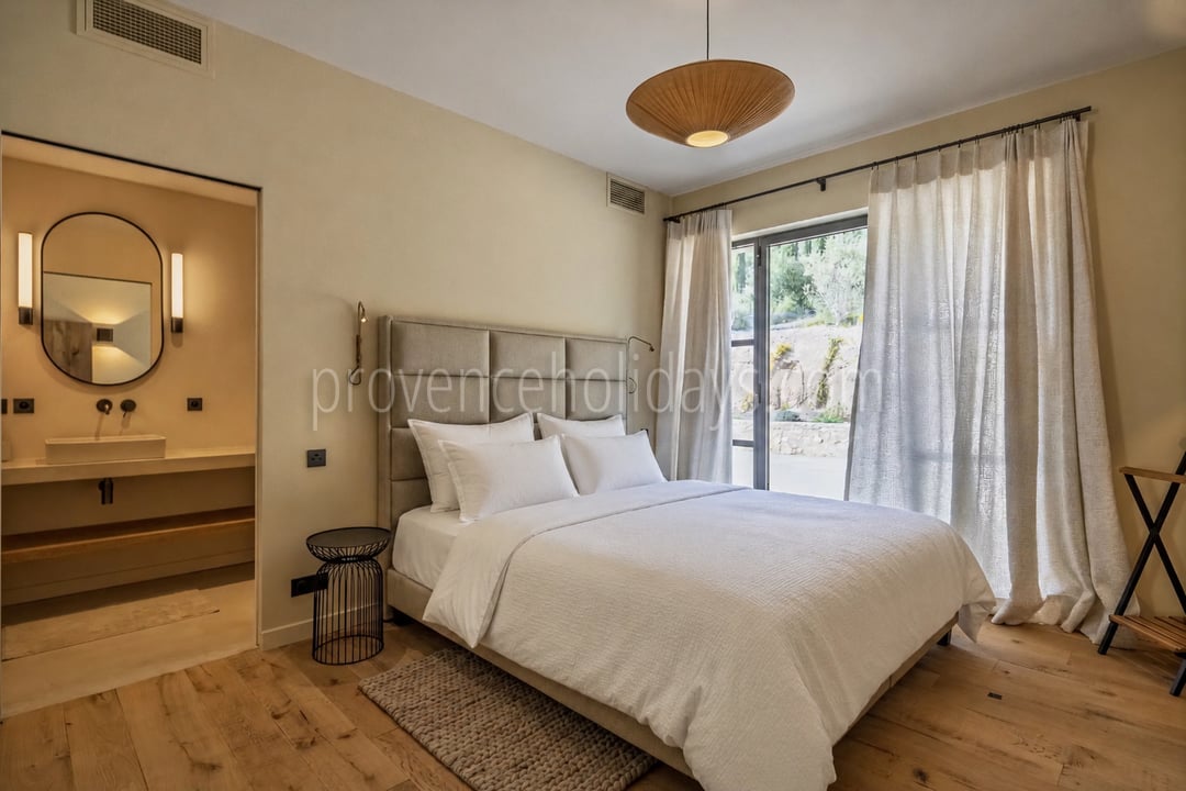 92 - Le Loup des Alpilles: Villa: Bedroom