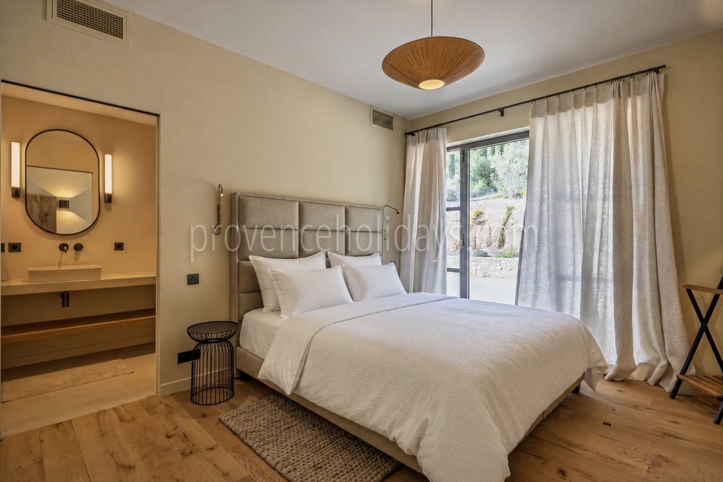 92 - Le Loup des Alpilles: Villa: Bedroom