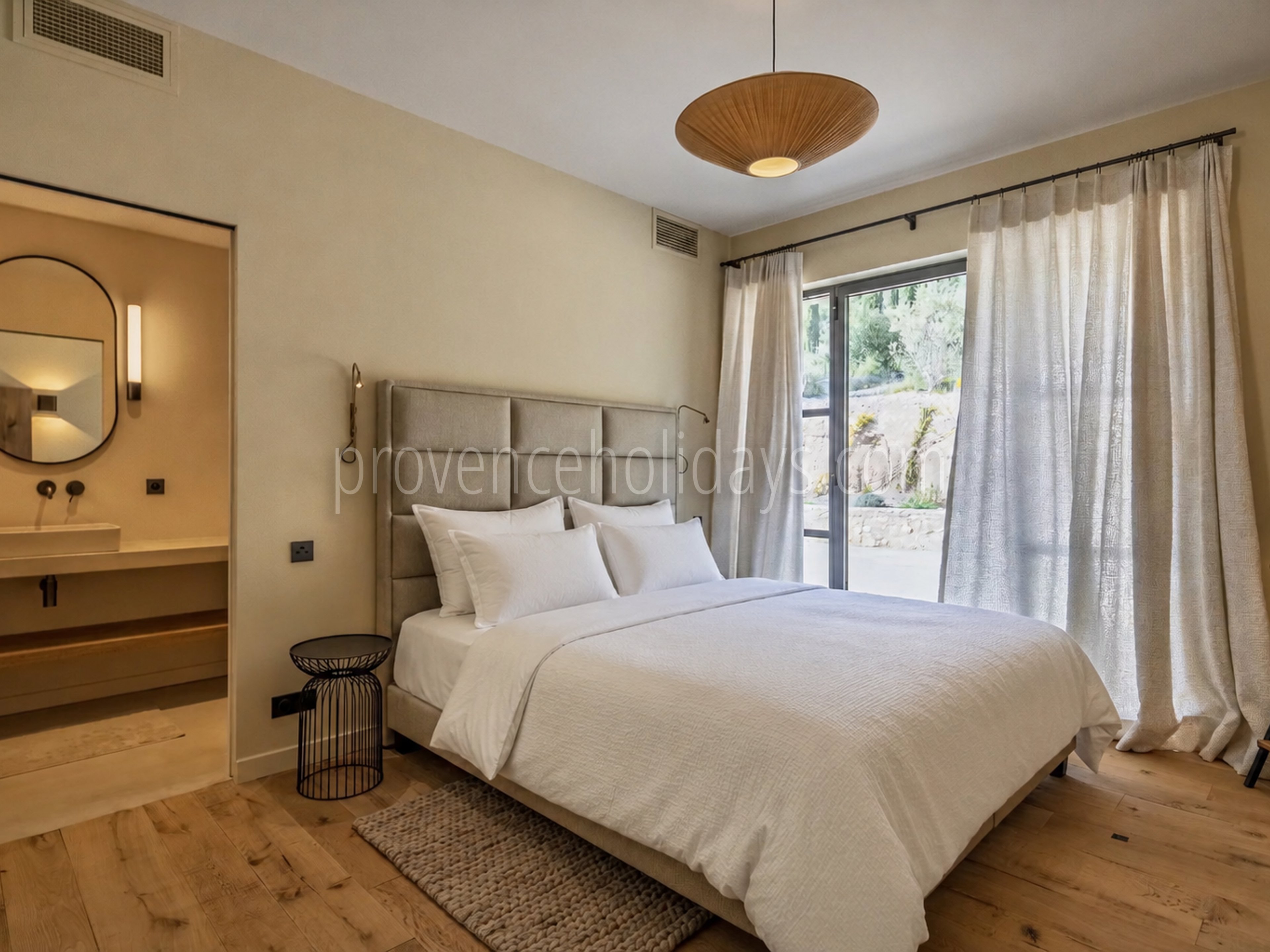 92 - Le Loup des Alpilles: Villa: Bedroom