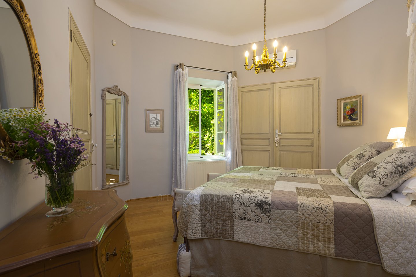 30 - Villa Luberon: Villa: Bedroom