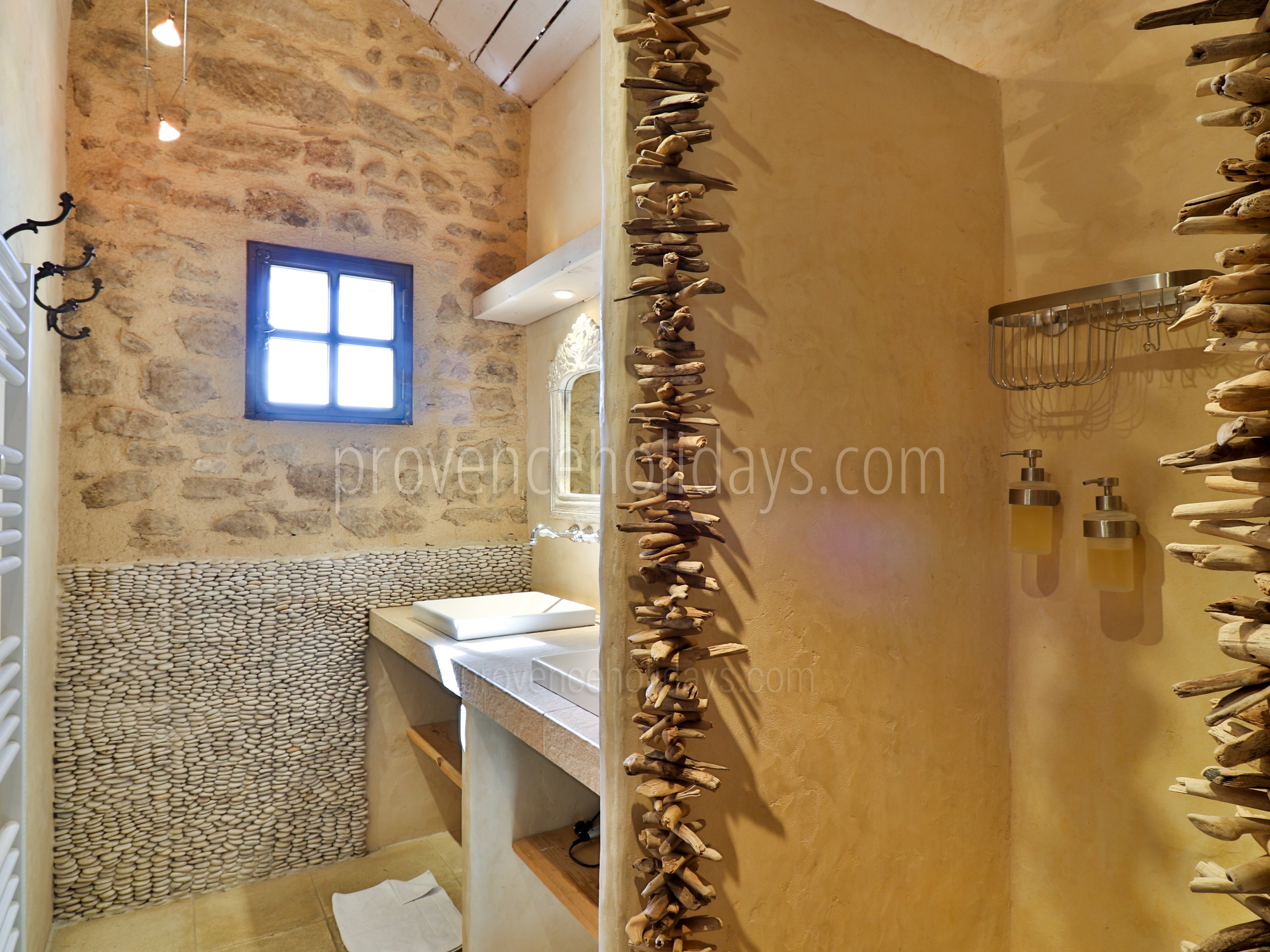 50 - Mas de Beaumes: Villa: Bathroom