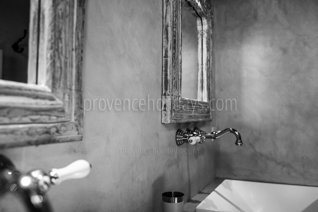 47 - Mas de Beaumes: Villa: Bathroom