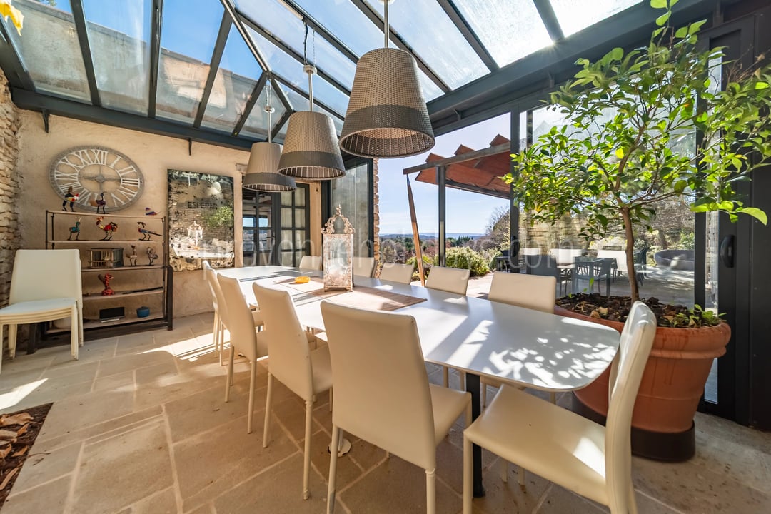 7 - Renovated Property in Gordes: Villa: Exterior