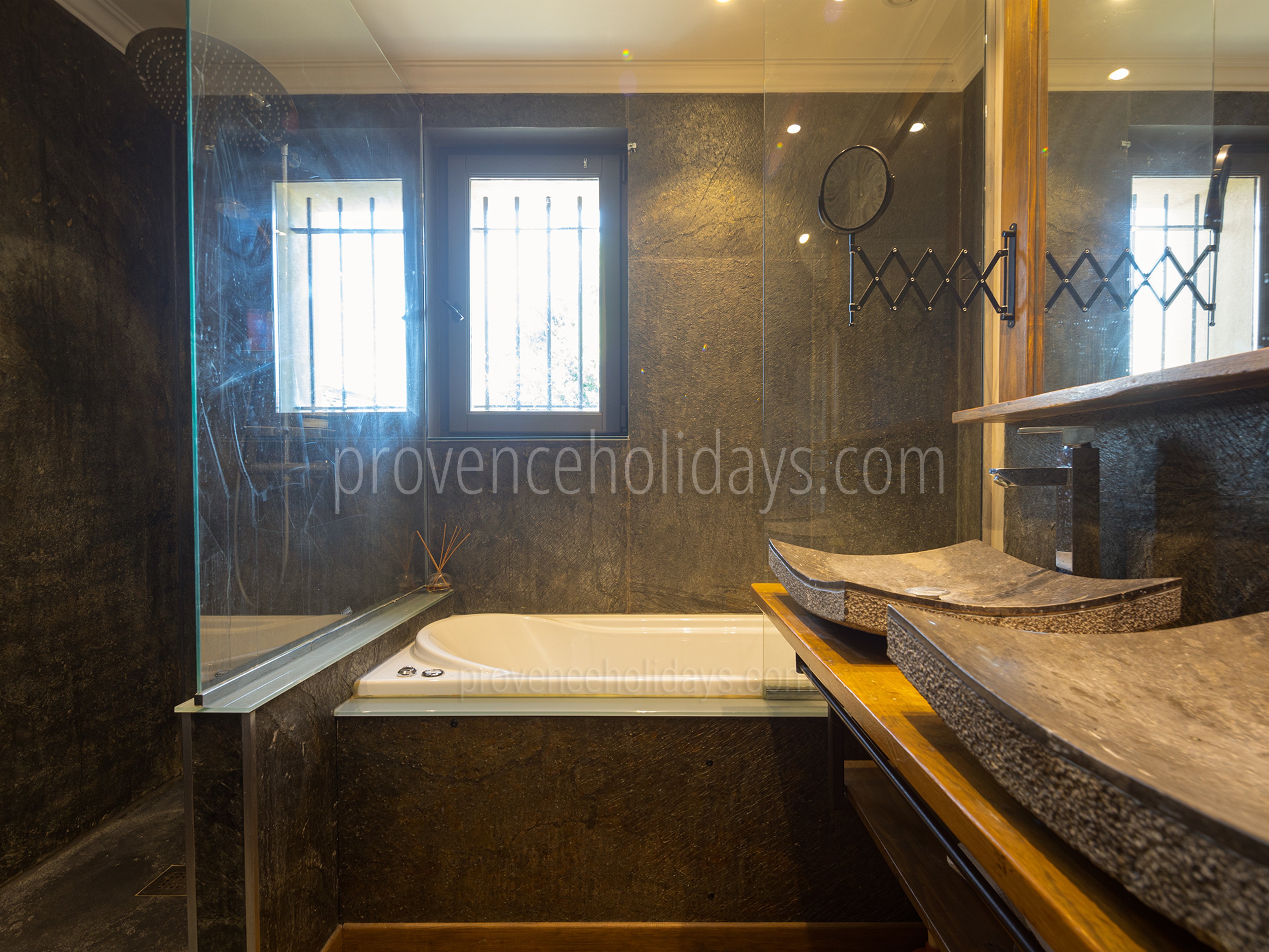 23 - Le Mas d\'Orgon: Villa: Bathroom