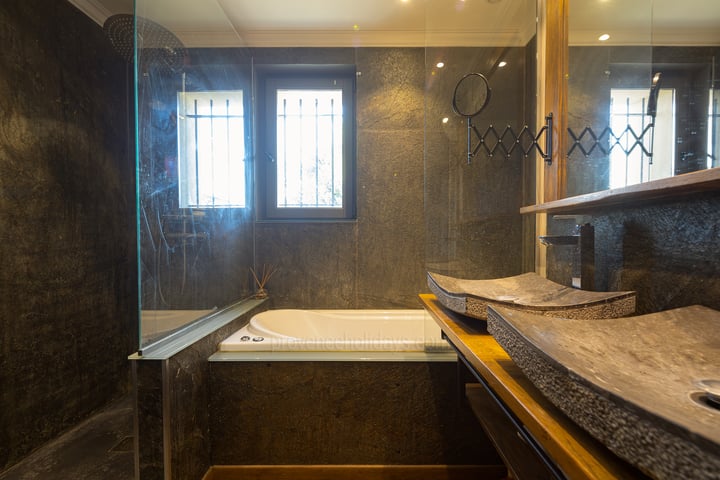 23 - Le Mas d\'Orgon: Villa: Bathroom