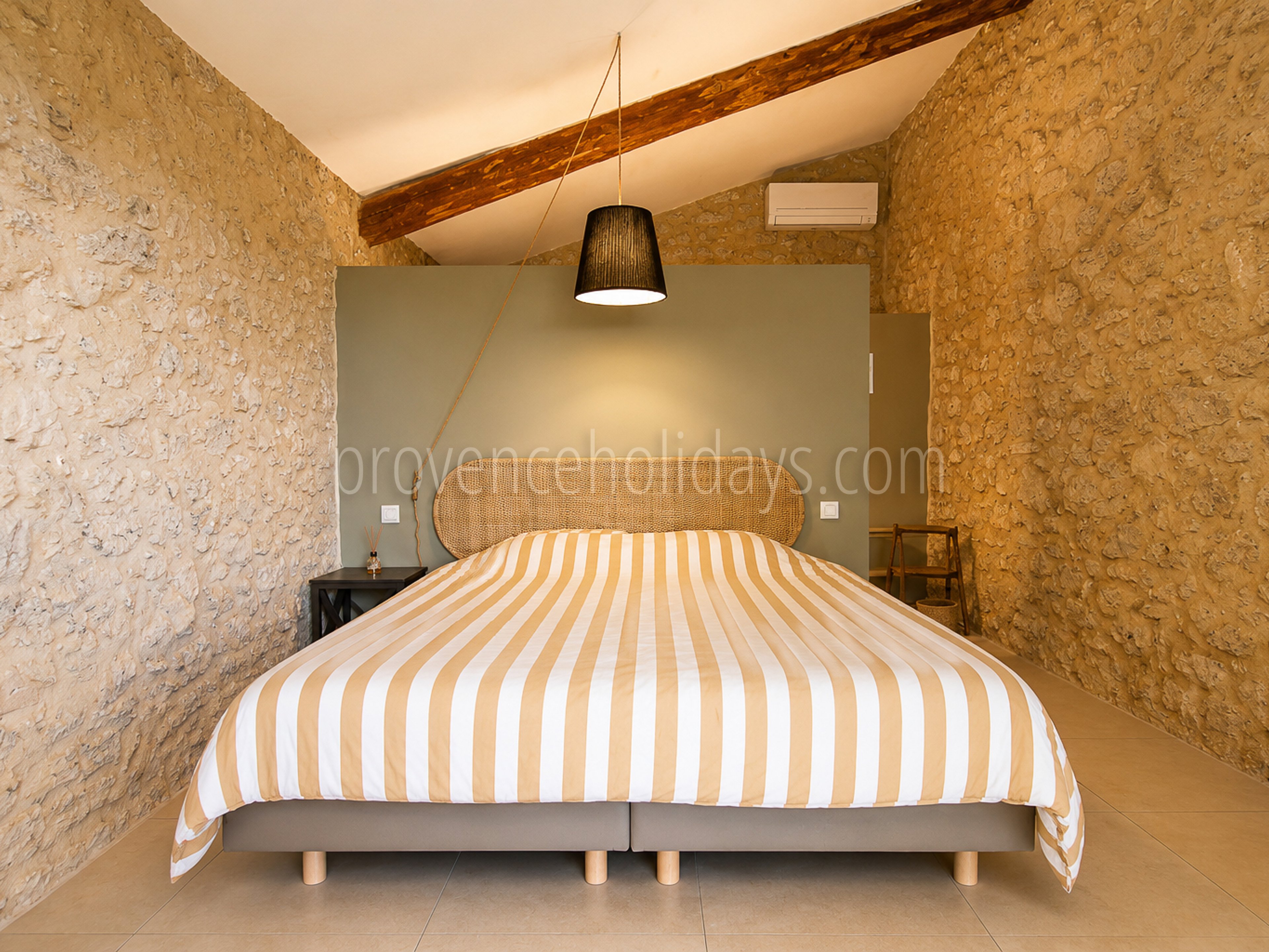 45 - Bauernhaus mit Blick auf den Luberon: Villa: Bedroom