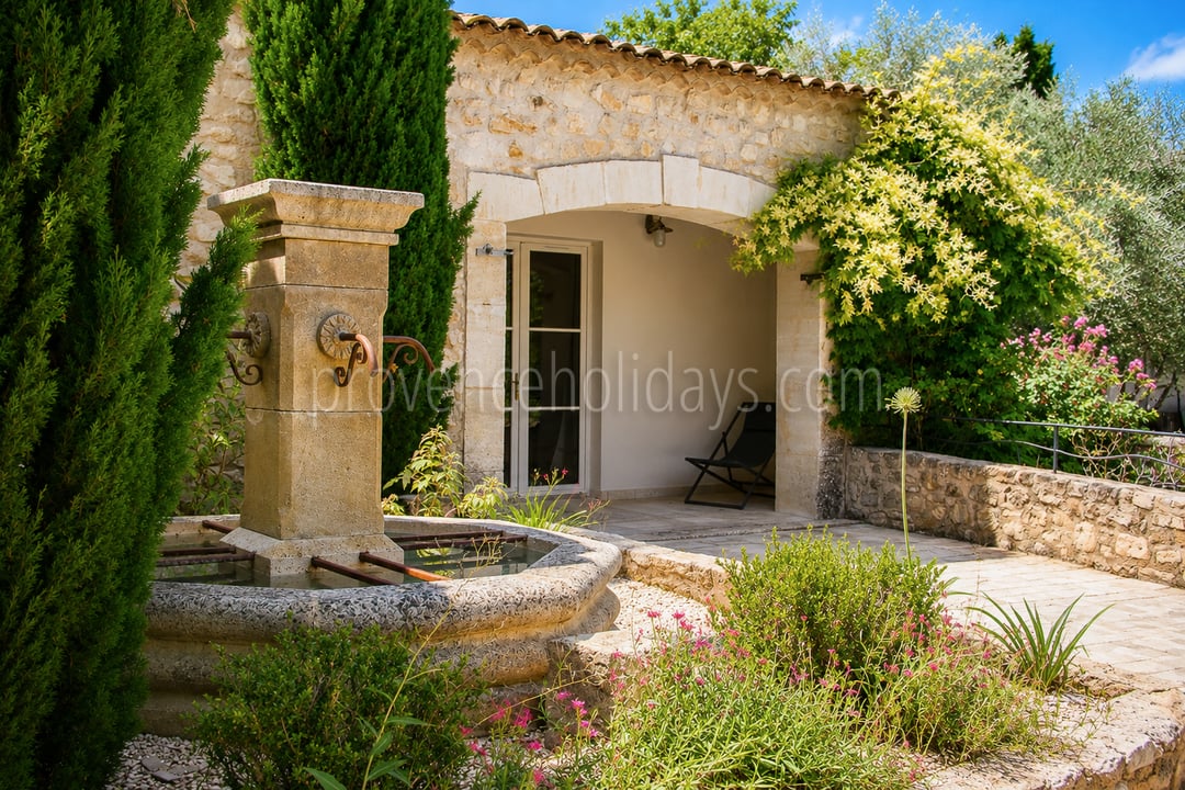 10 - Mas rénové à pied d\'Eygalières: Villa: Exterior