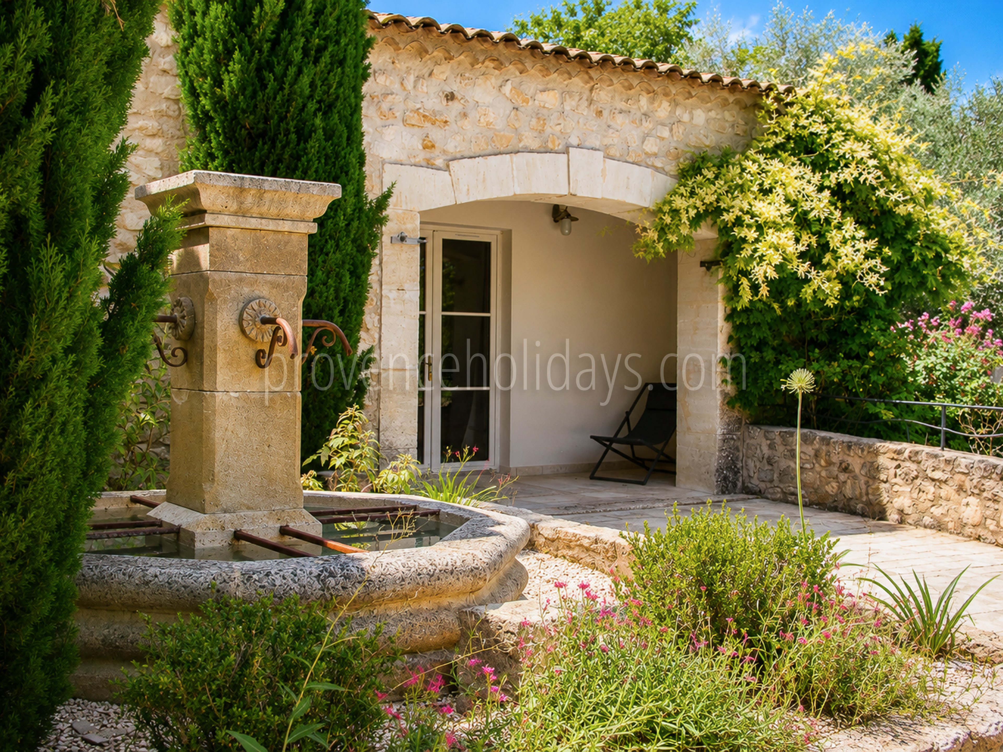 10 - Mas rénové à pied d\'Eygalières: Villa: Exterior