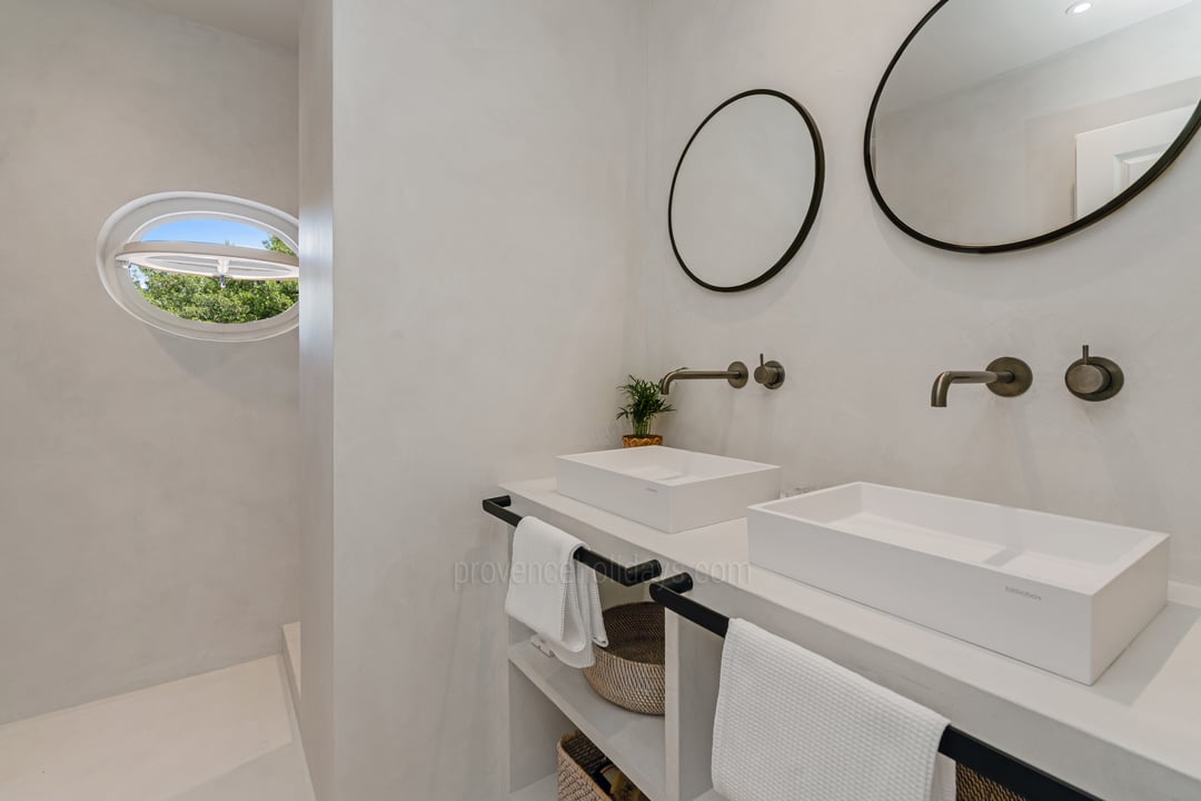 14 - Villa Honora: Villa: Bathroom