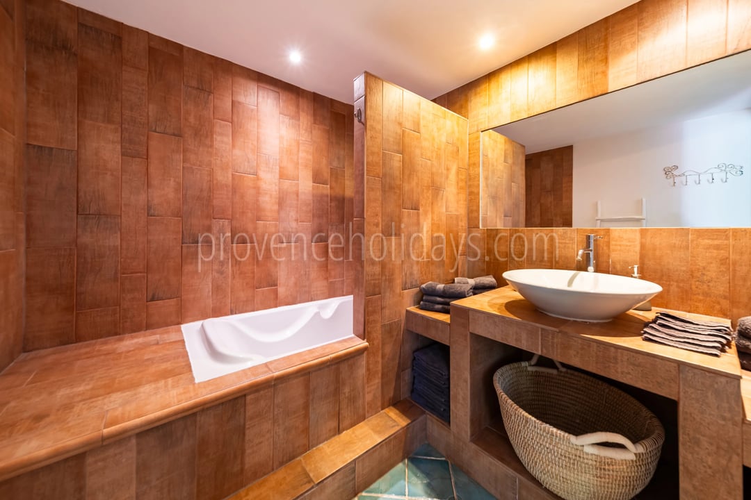 17 - Hameau en pierre à L\'Isle-sur-la-Sorgue: Villa: Bathroom