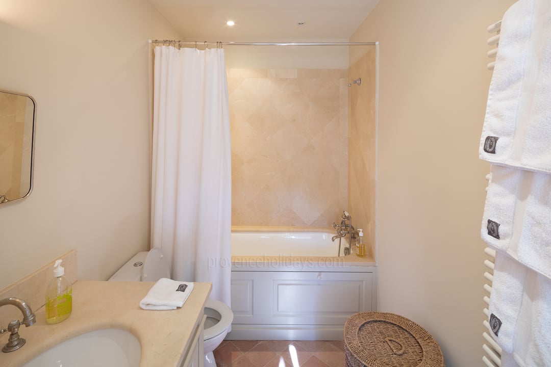 48 - Mas Provence: Villa: Bathroom