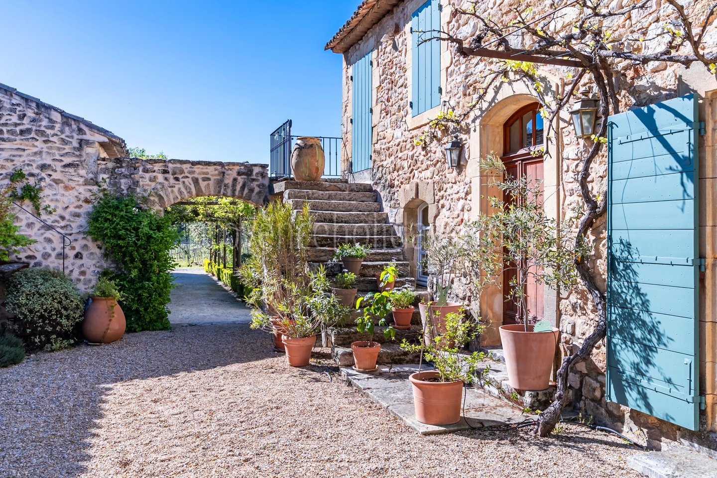 8 - Mas with inner courtyard in Gordes: Villa: Exterior