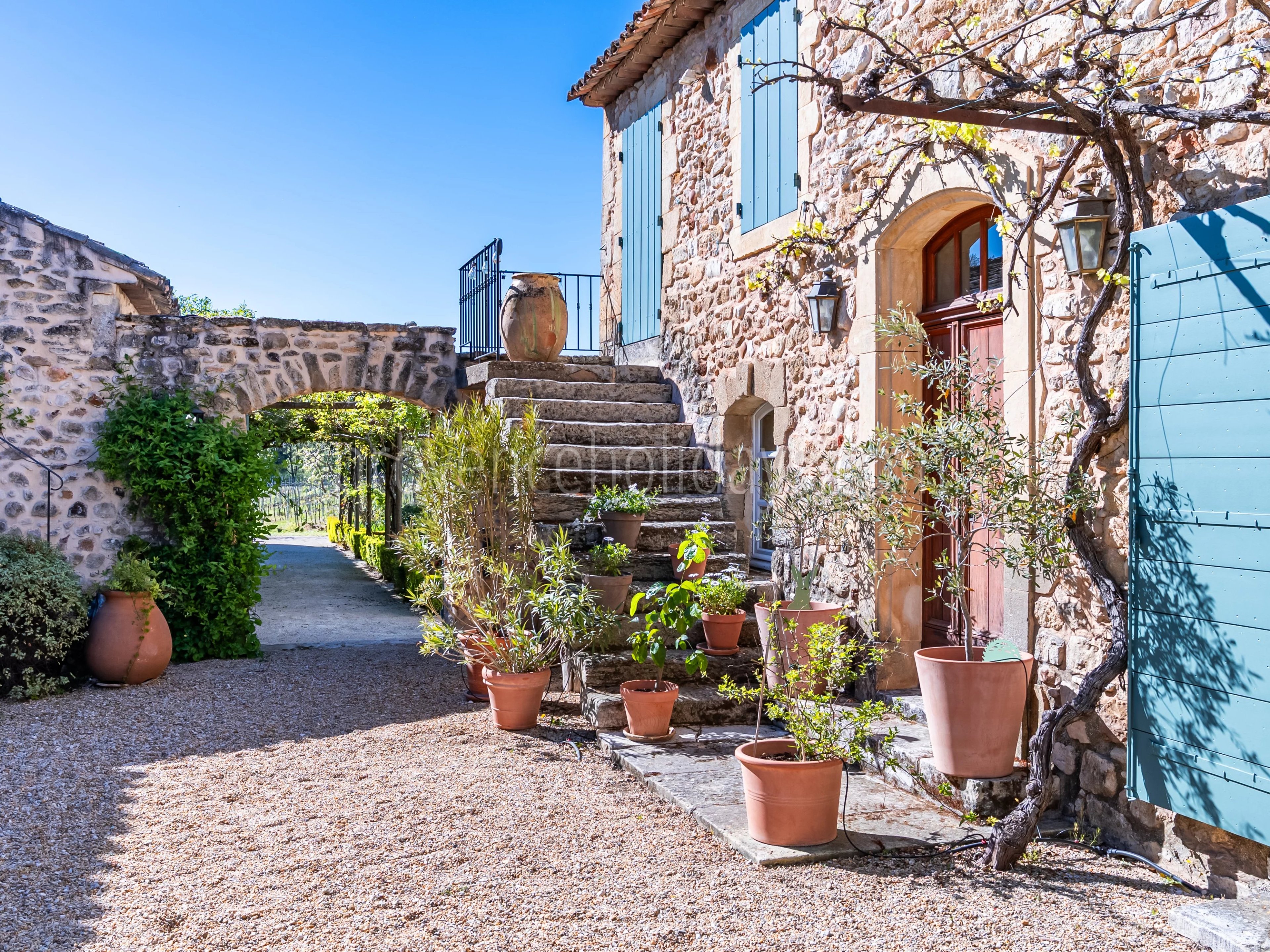 8 - Mas with inner courtyard in Gordes: Villa: Exterior