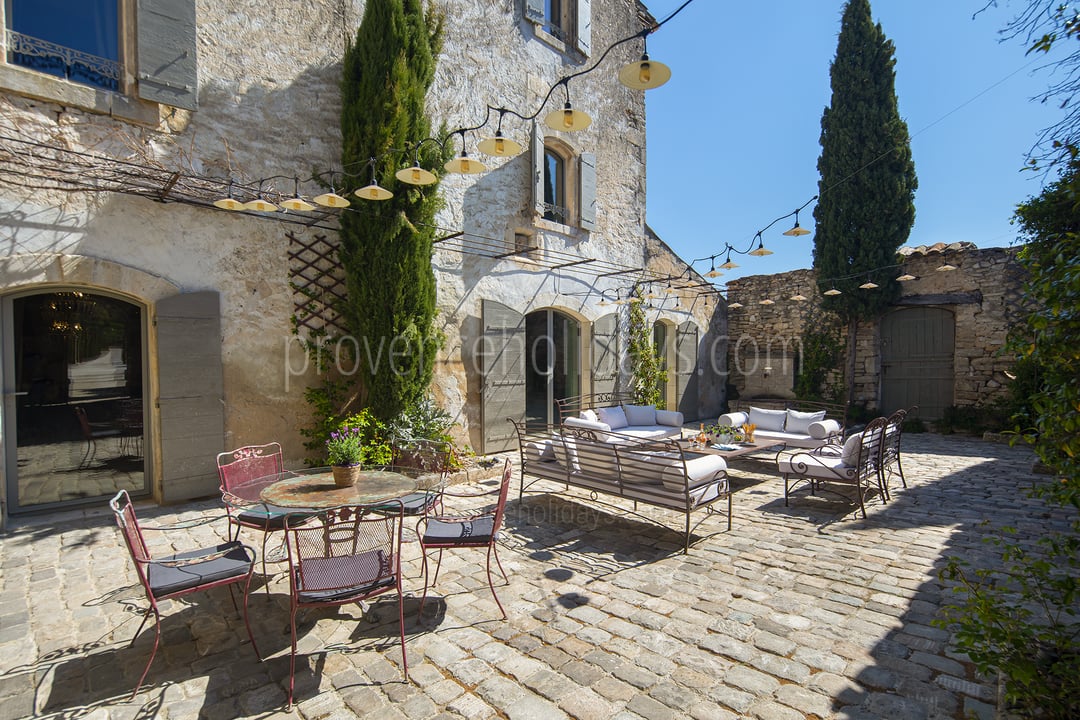 10 - Le Mas des Cyprès: Villa: Exterior
