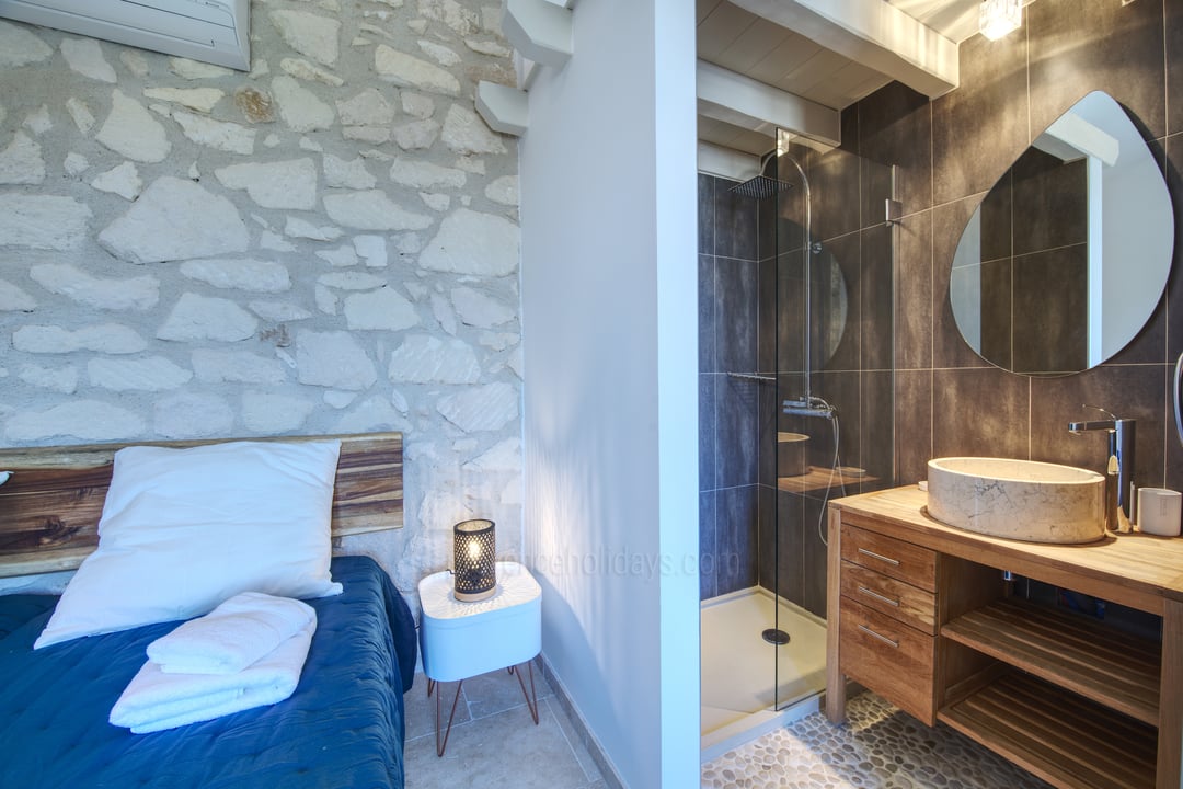 17 - Mazet de Fontvieille: Villa: Bathroom