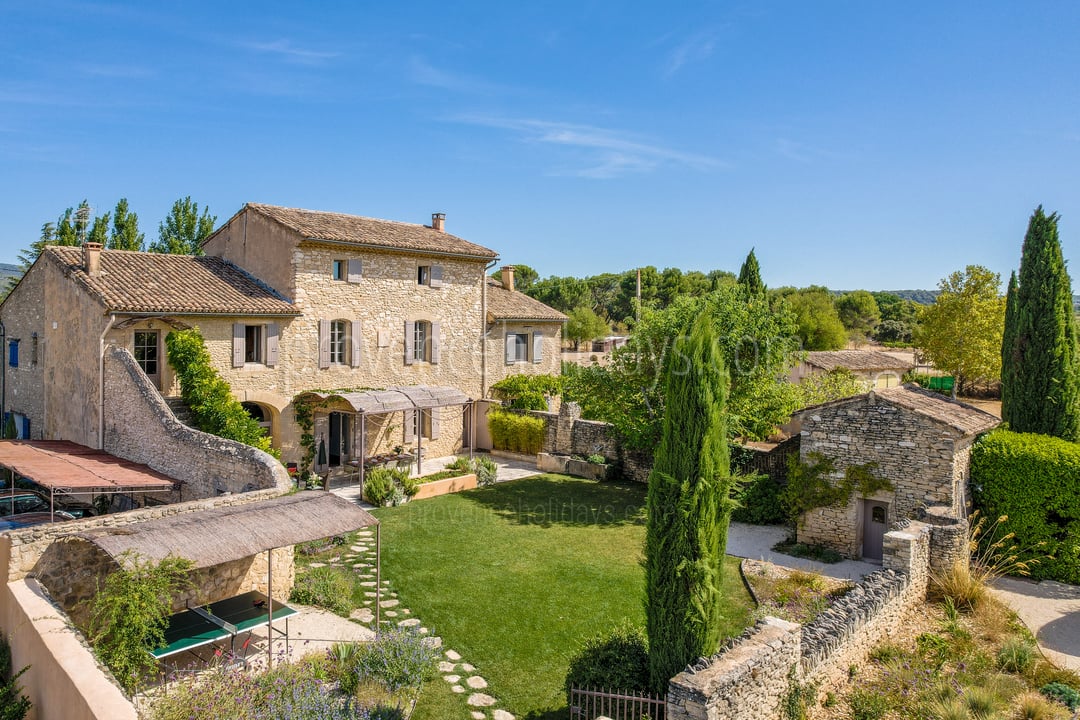 Boerderij met verwarmd zwembad in Cabrières-d'Avignon