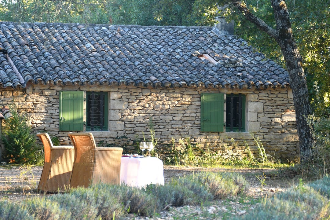 Découvrez l'élégance provençale avec une piscine privée et des champs de lavande.