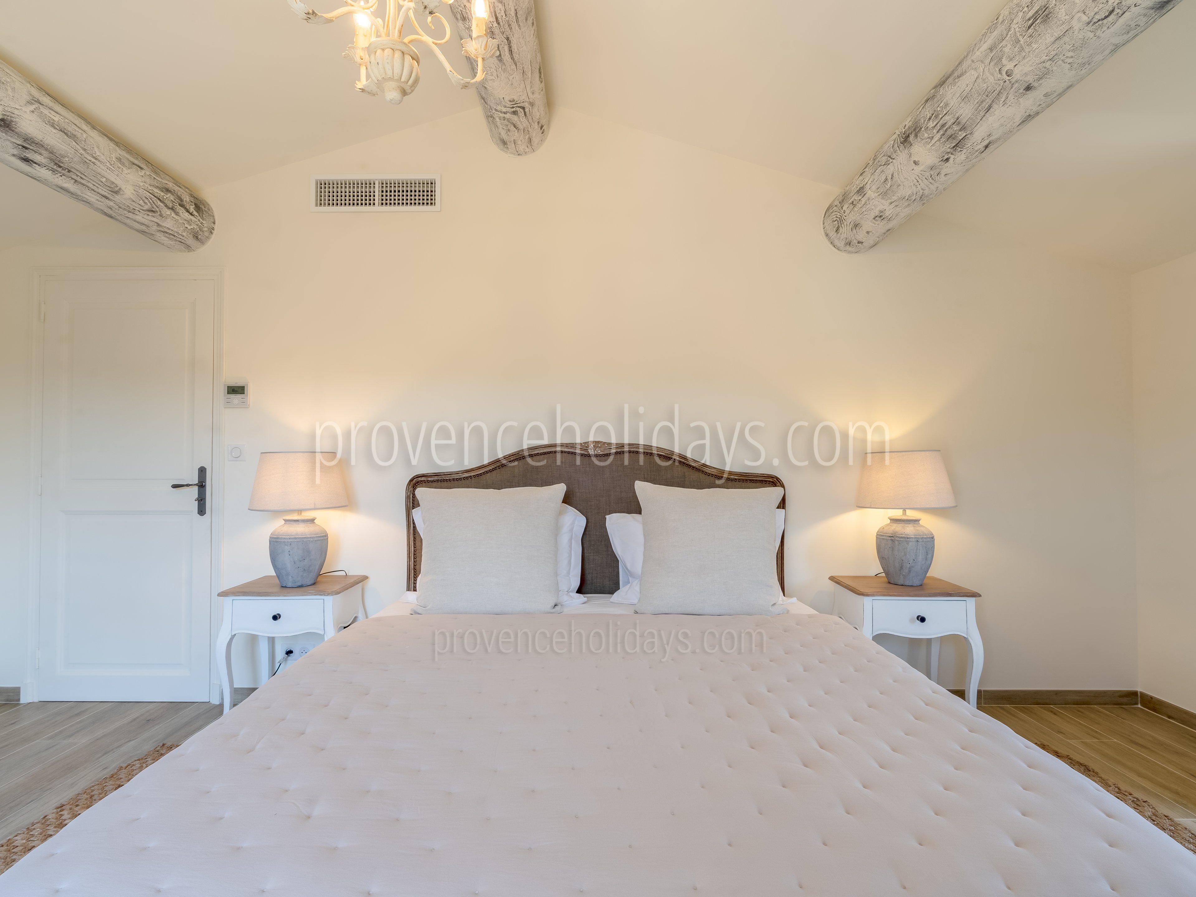 29 - Mas des Amandes: Villa: Bedroom