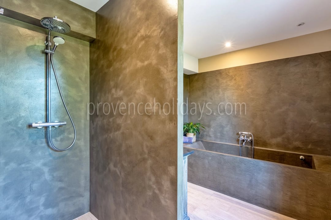 18 - Stone estate in La Garde-Freinet: Villa: Bathroom