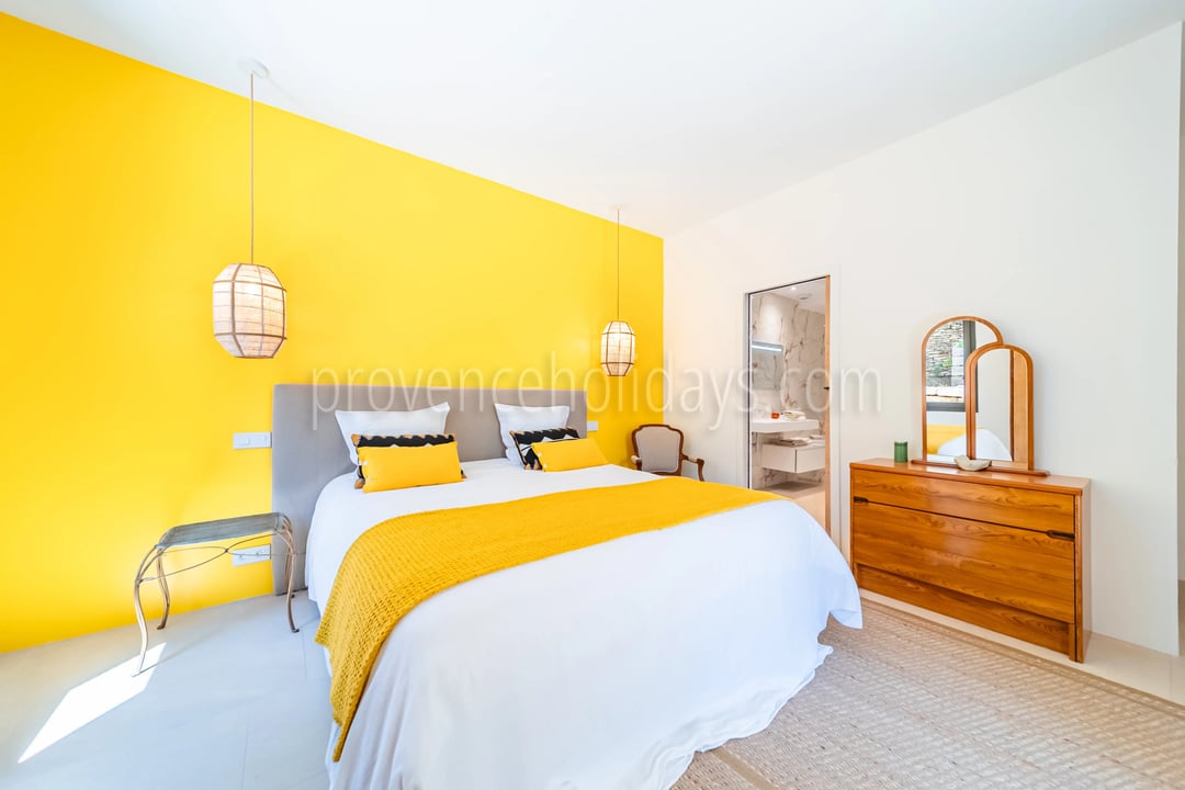 12 - Villa with pool in Gordes: Villa: Bedroom
