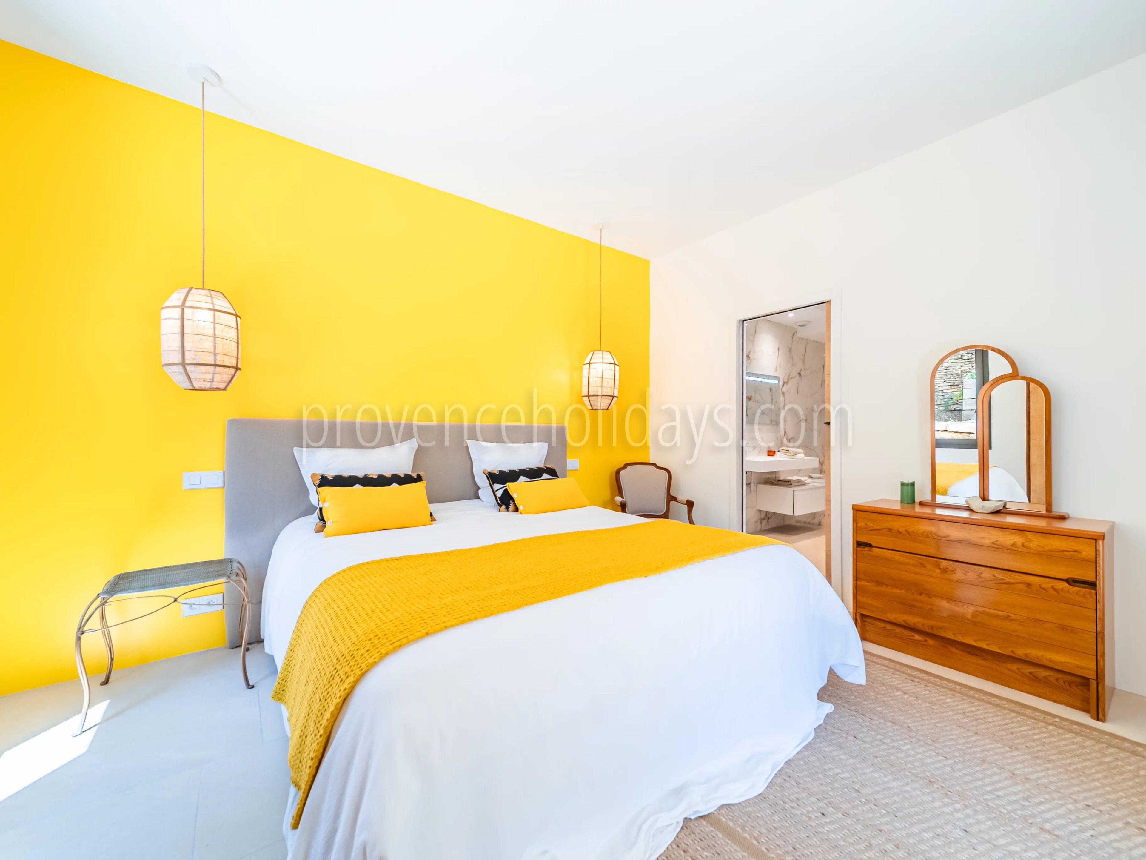 12 - Villa with pool in Gordes: Villa: Bedroom