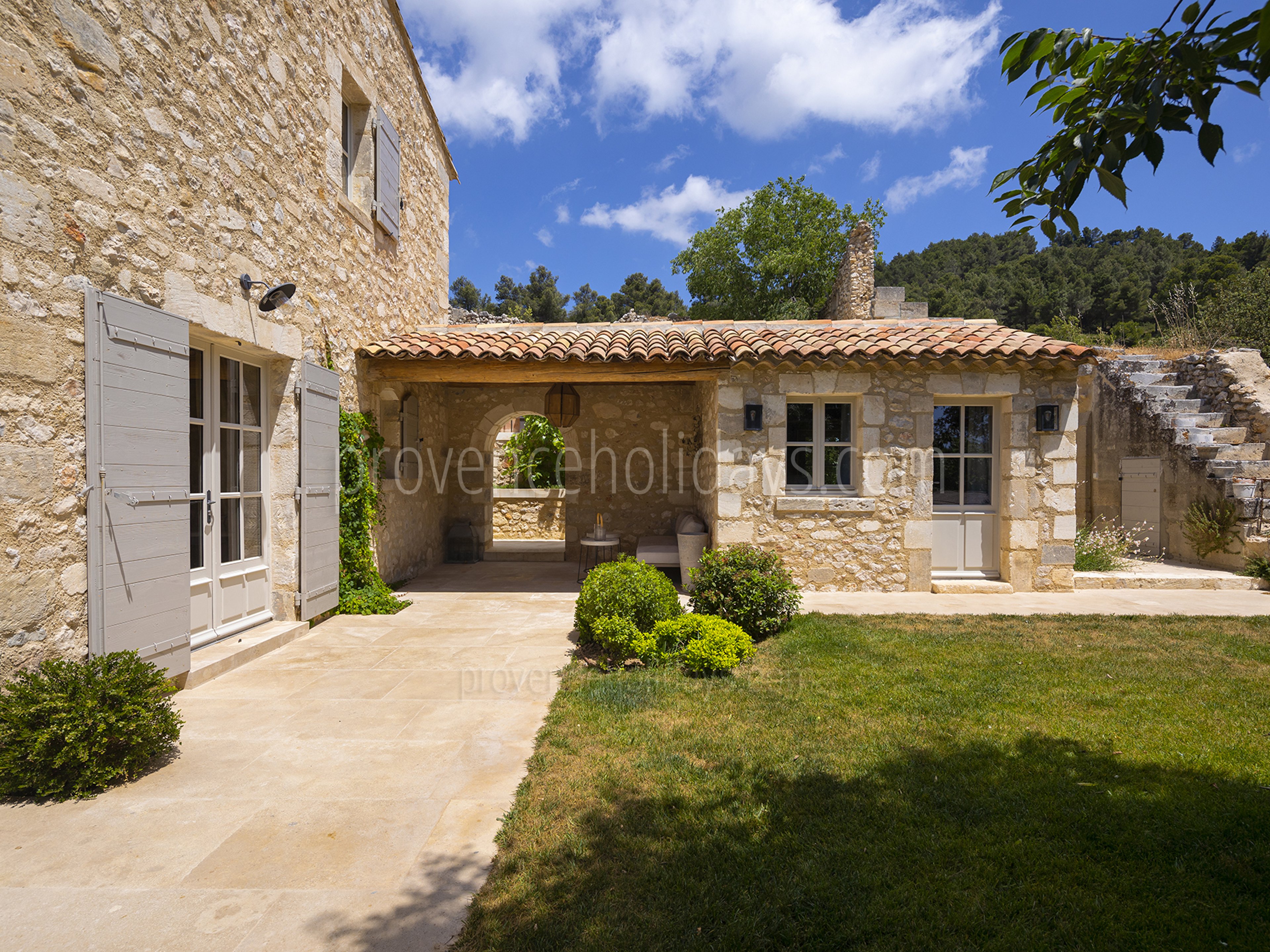 13 - Mas des Baux: Villa: Exterior