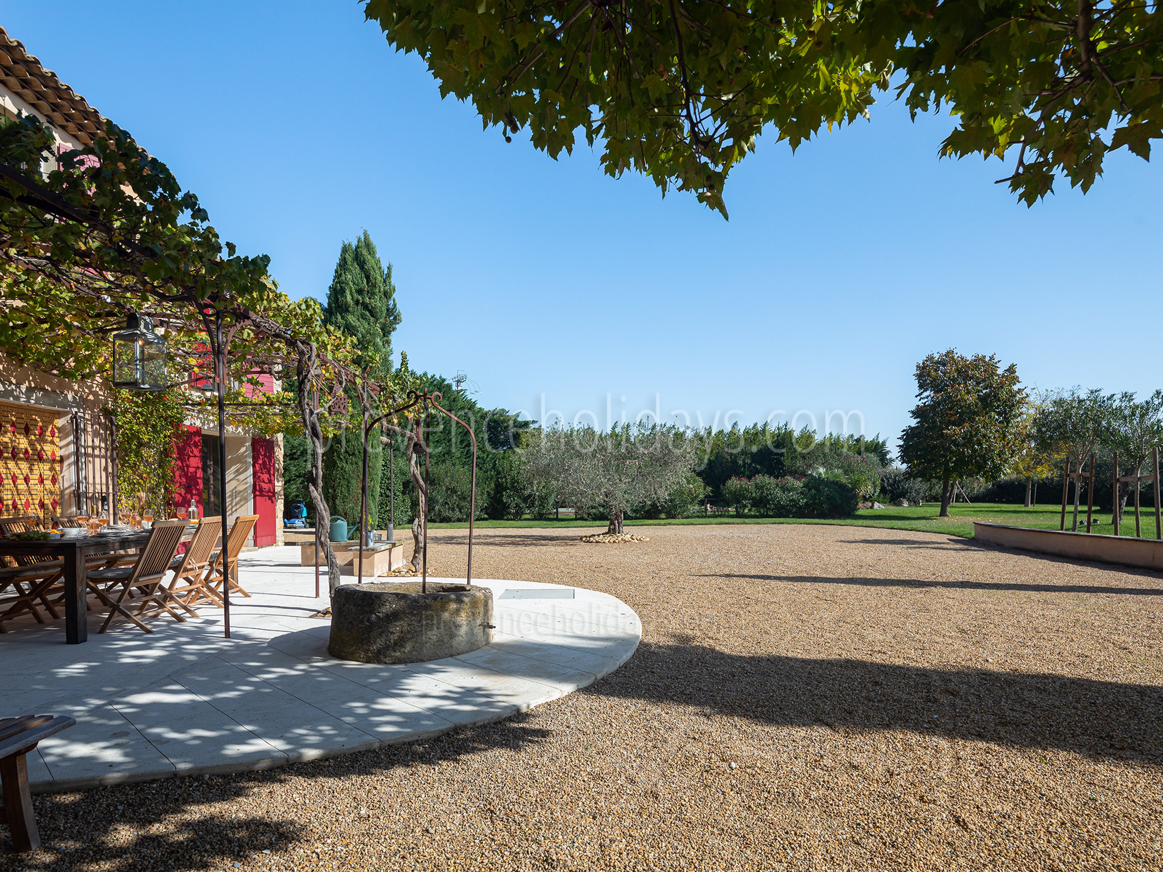 16 - Le Mas d\'Orgon: Villa: Exterior
