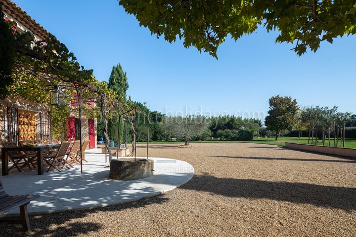 16 - Le Mas d\'Orgon: Villa: Exterior
