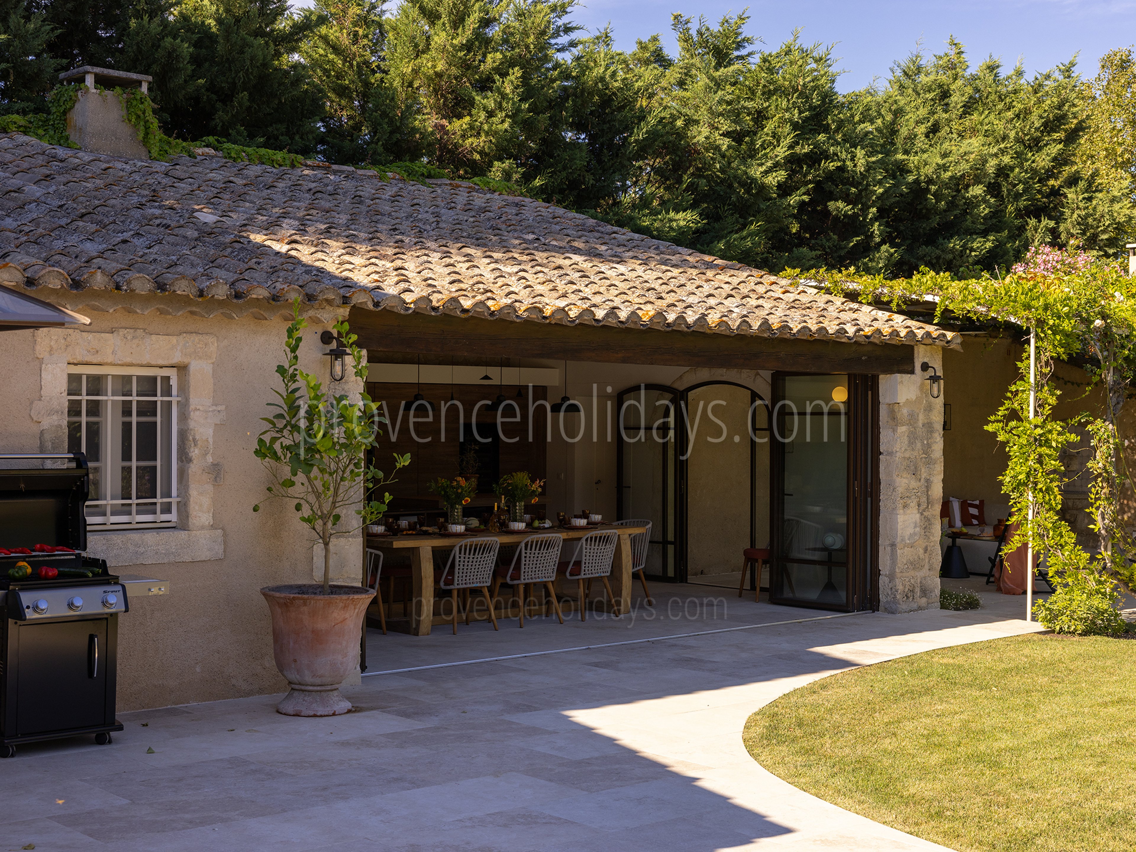 25 - Le Mas des Magnans: Villa: Exterior