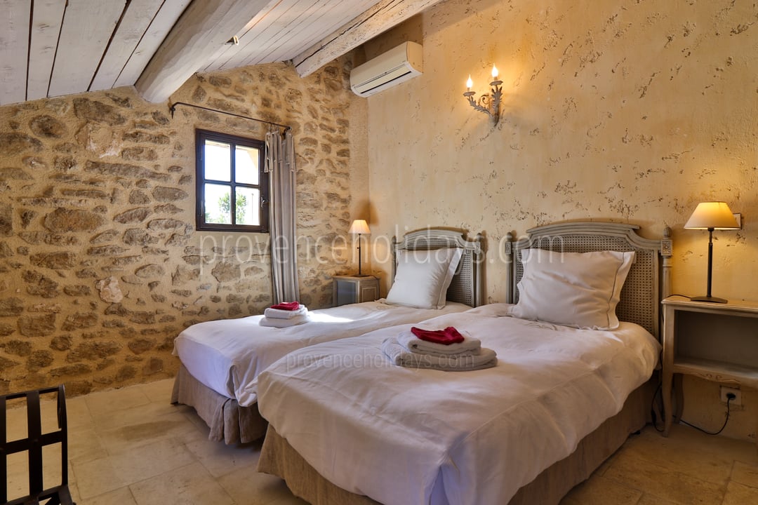 34 - Mas de Beaumes: Villa: Bedroom