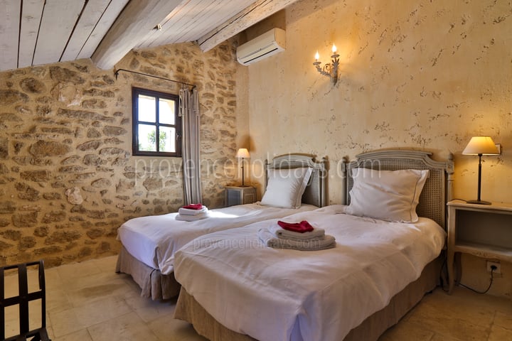 34 - Mas de Beaumes: Villa: Bedroom