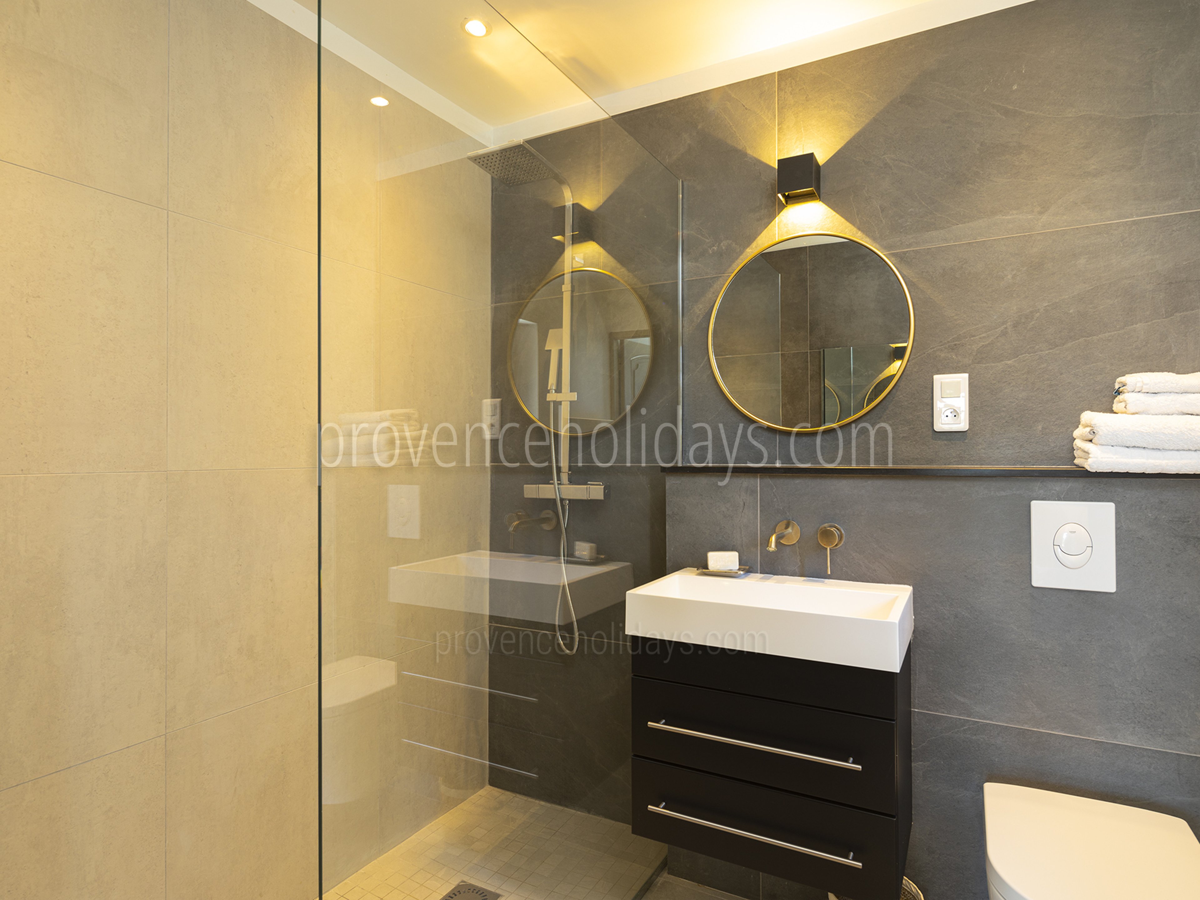 64 - Mas de Gordes: Villa: Bathroom