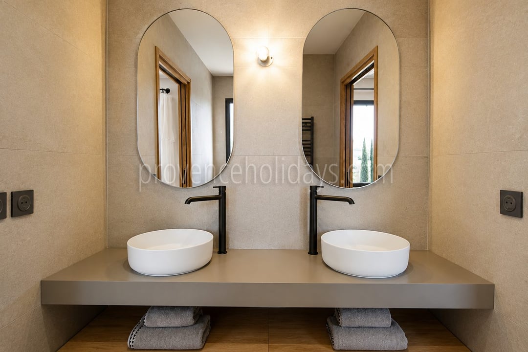 23 - Villa within walking distance of Maussane-les-Alpilles: Villa: Bathroom