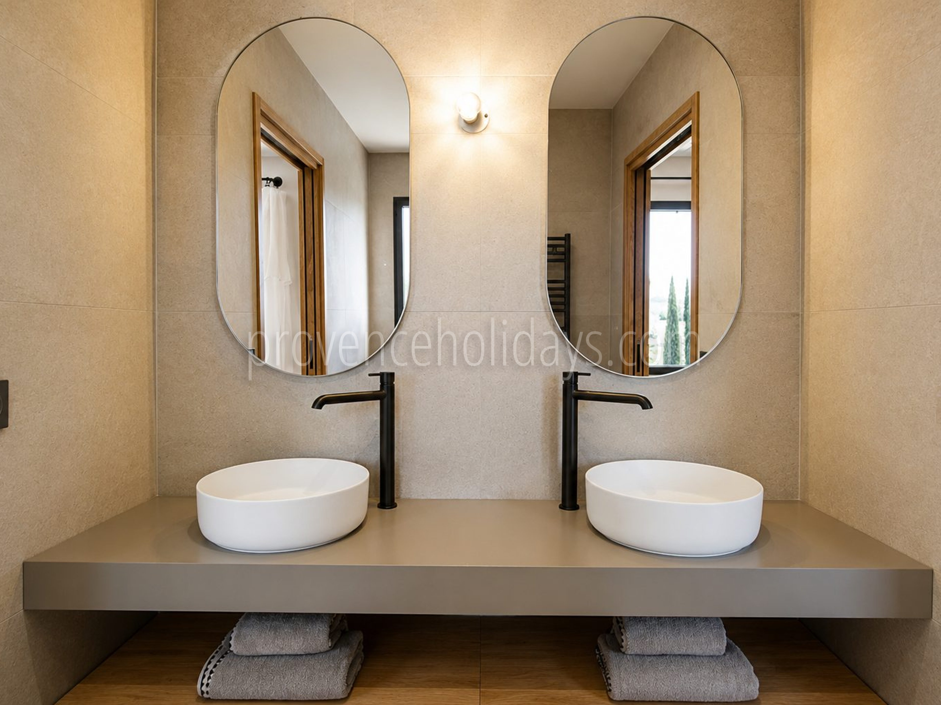 23 - Villa within walking distance of Maussane-les-Alpilles: Villa: Bathroom
