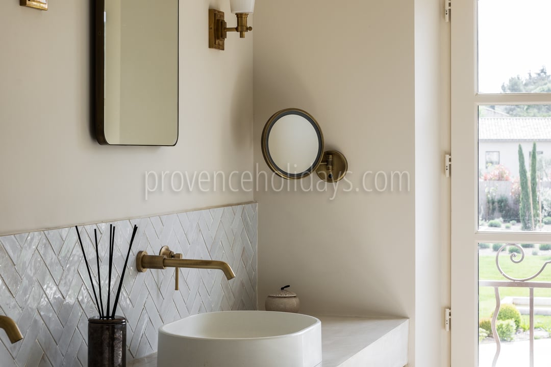 44 - Mas Chabaud: Villa: Bathroom