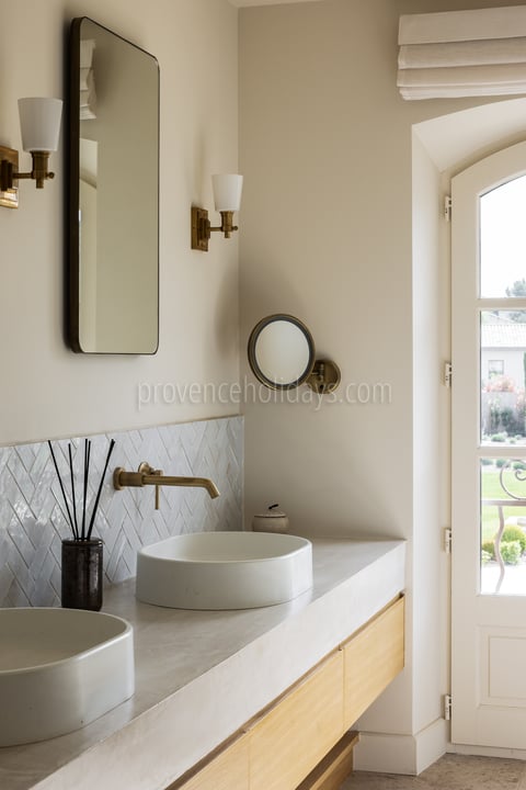 44 - Mas Chabaud: Villa: Bathroom