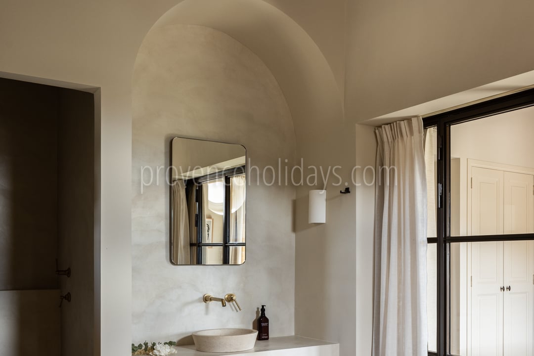 38 - Mas Chabaud: Villa: Bathroom