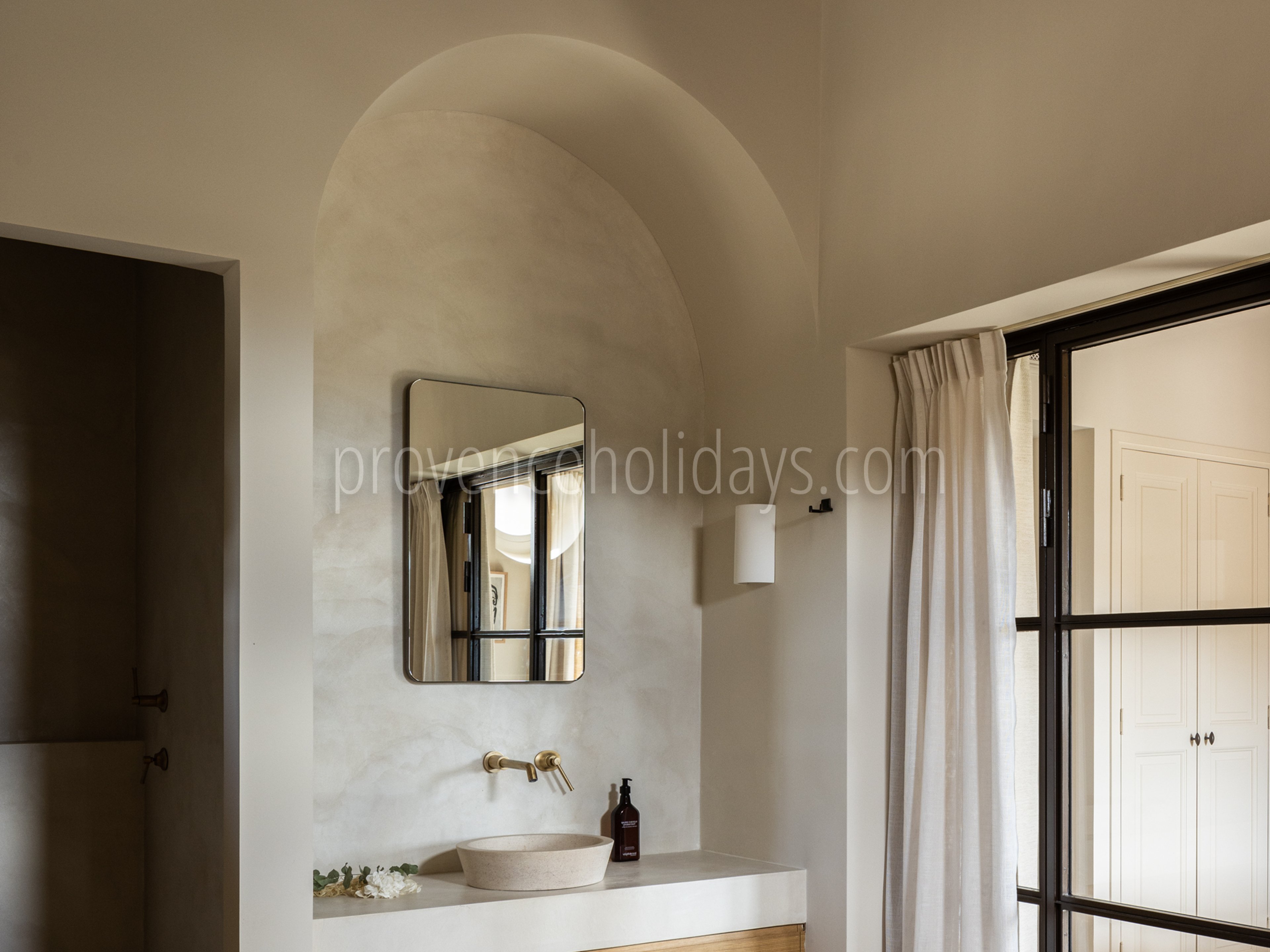 38 - Mas Chabaud: Villa: Bathroom