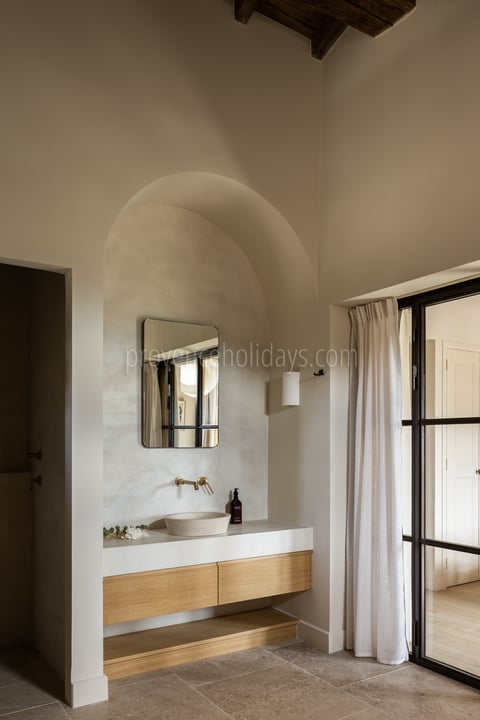 38 - Mas Chabaud: Villa: Bathroom