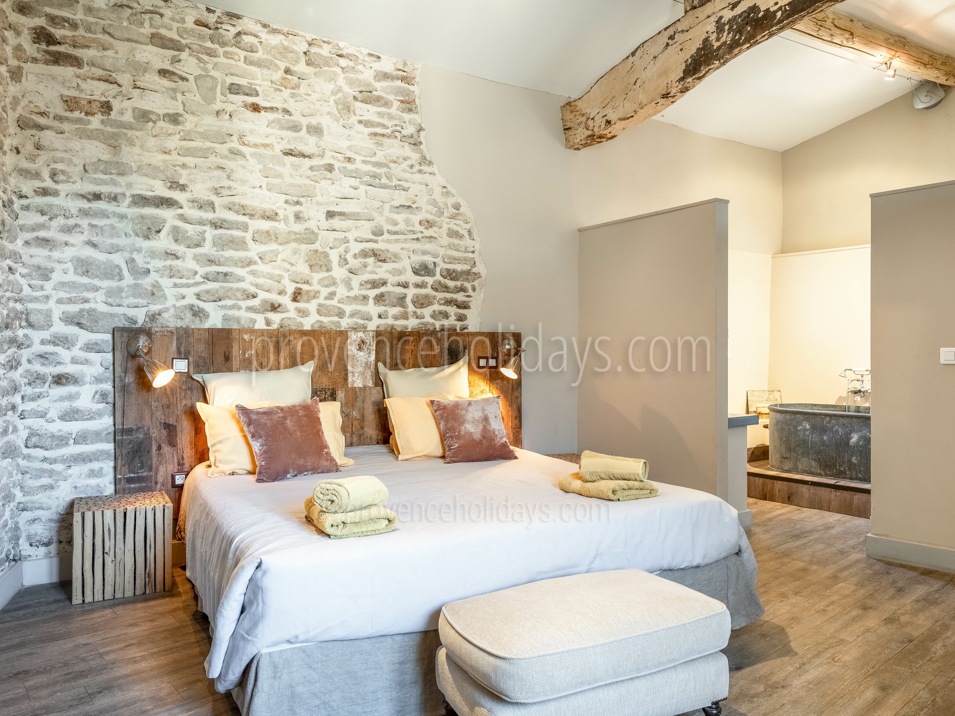 21 - Le Mas de Cabrières: Villa: Bedroom