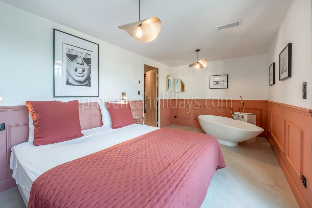 18 - Mas du Repos: Villa: Bedroom 1