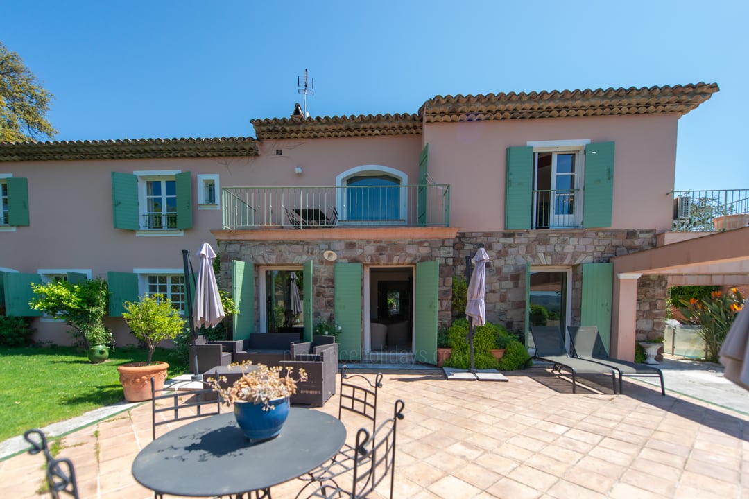 Villa in Grimaud, with view of the castle and swimming pool - Exterior